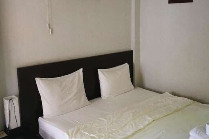 Room 4 of 16