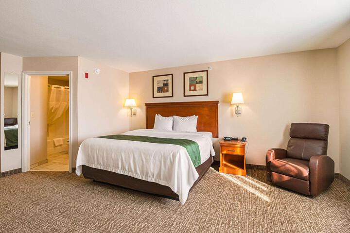 1 Queen Bed (9 of 13)