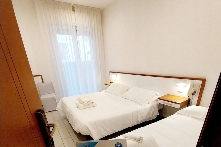Room 7 of 28