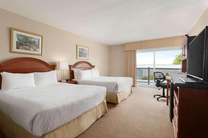 1 Queen Bed (7 of 9)