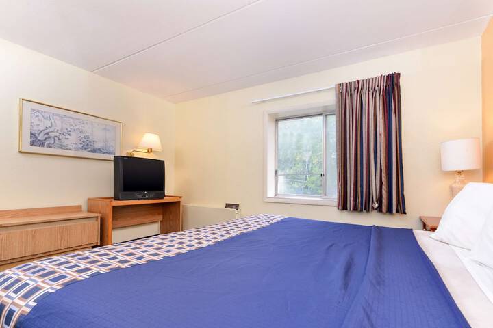 1 King Bed Balcony (9 of 10)
