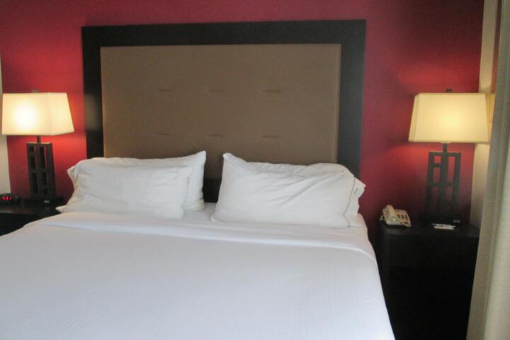 1 King Bed (31 of 32)