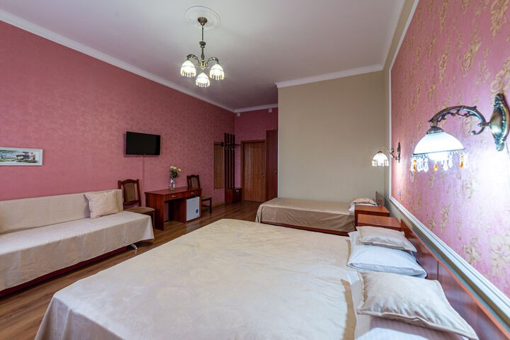 Room 102 of 176