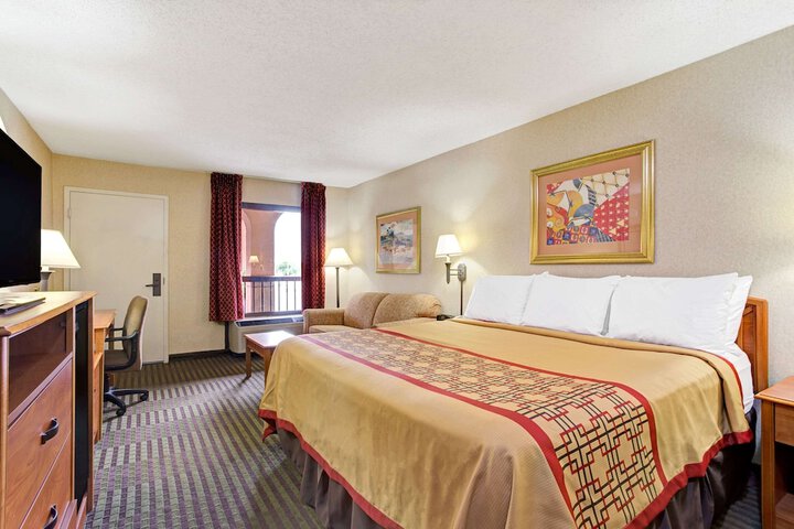 1 King Bed (1 of 4)