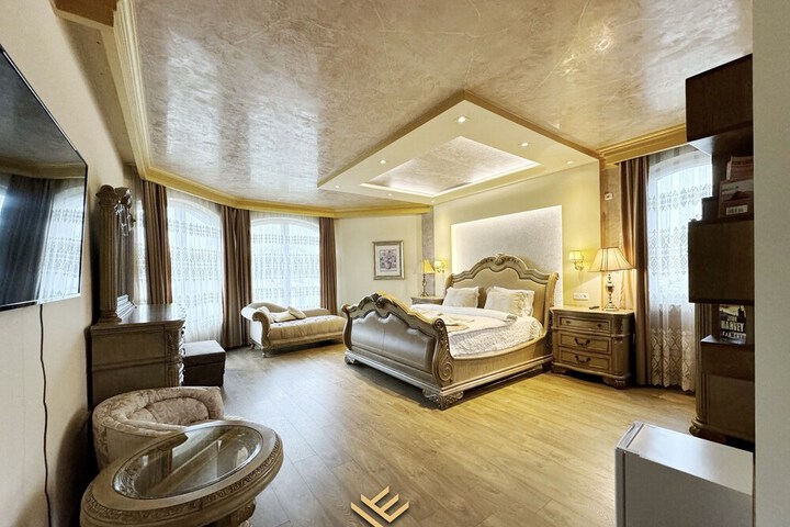 Room 8 of 121