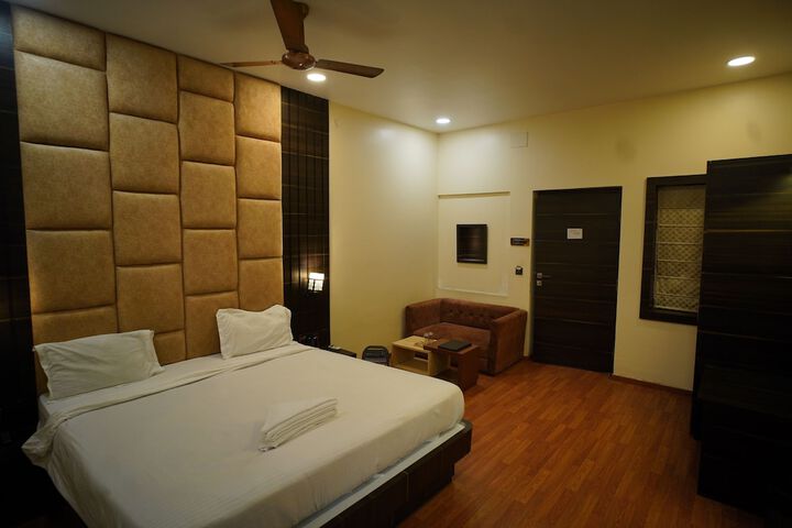 Room 10 of 19