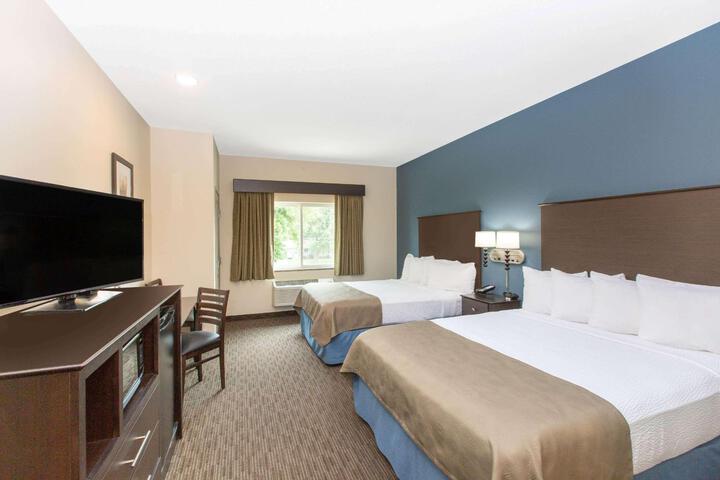 2 Queen Beds Business Room (1 of 4)