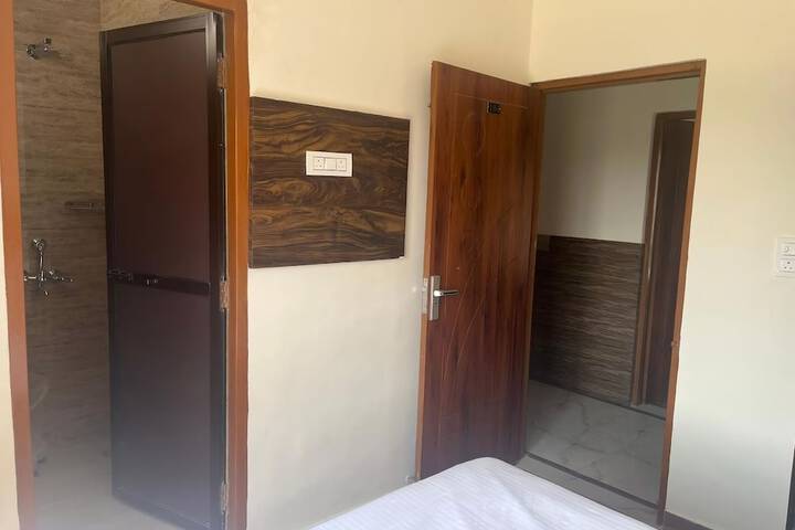 Room 5 of 9