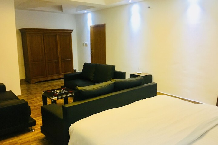 Room 15 of 38