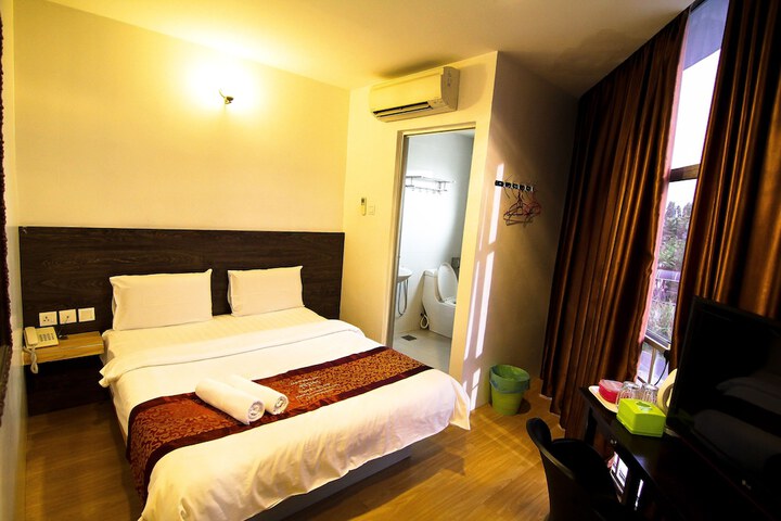 Room 13 of 36
