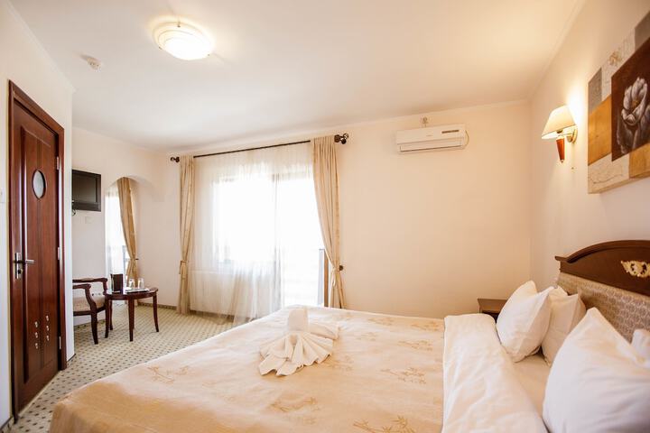 Room 10 of 84