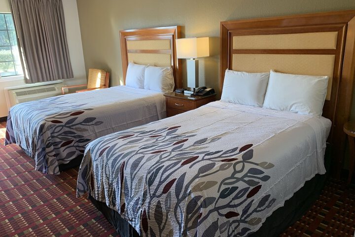 2 Queen Beds (5 of 6)