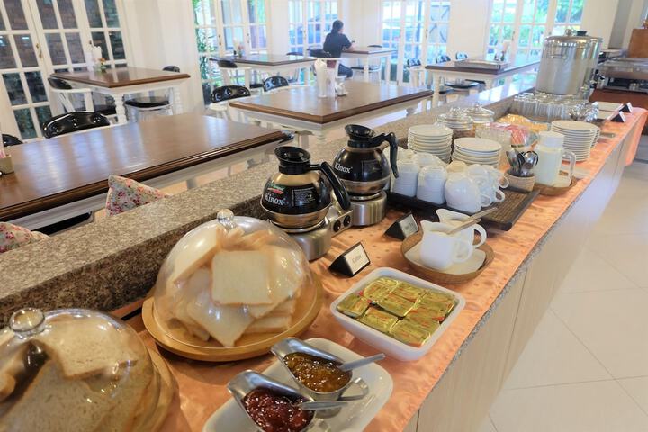 Breakfast/Coffee Service 24 of 42