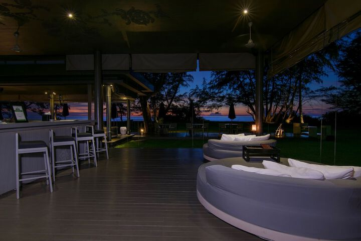 Lounge 140 of 172