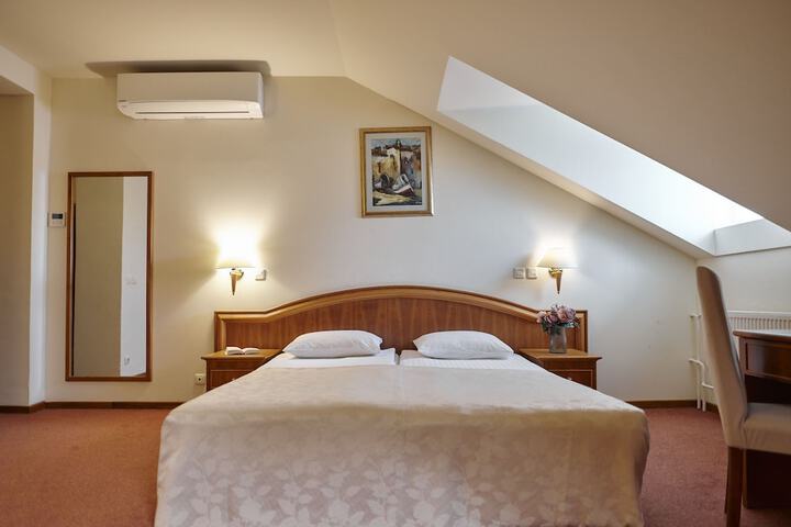 Room 19 of 107