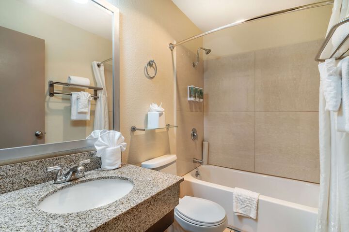 1 King Bed Microwave and Refrigerator WiFi Full Breakfast (12 of 12)
