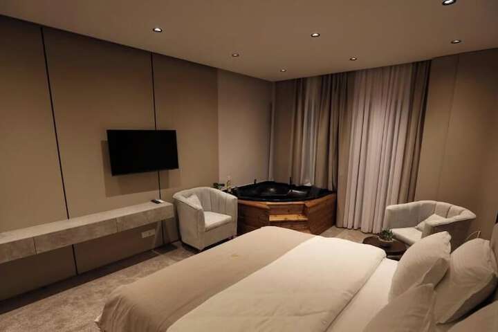 Room 7 of 16