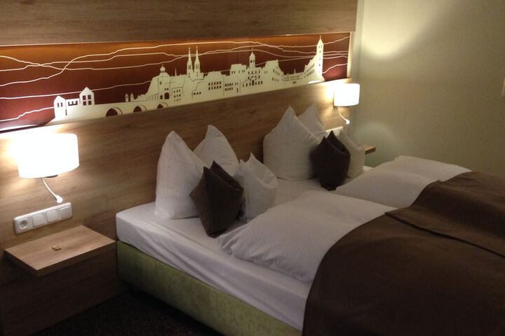 Room 6 of 8