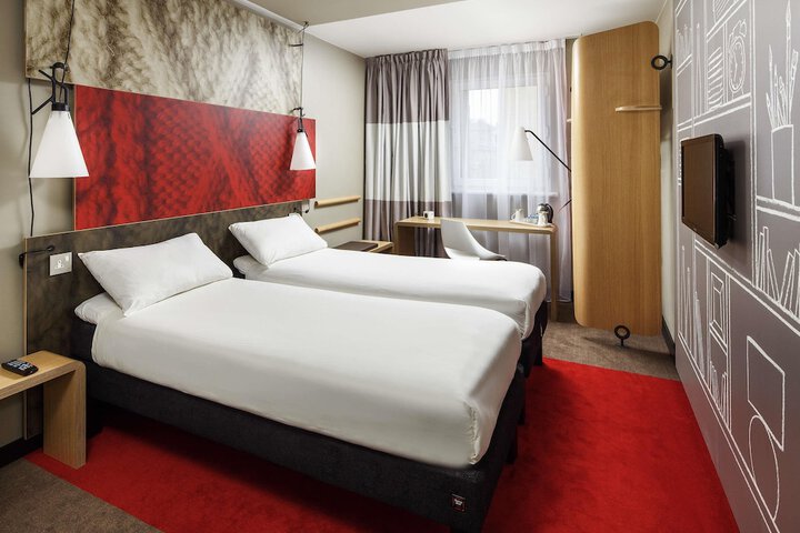 Room 16 of 48