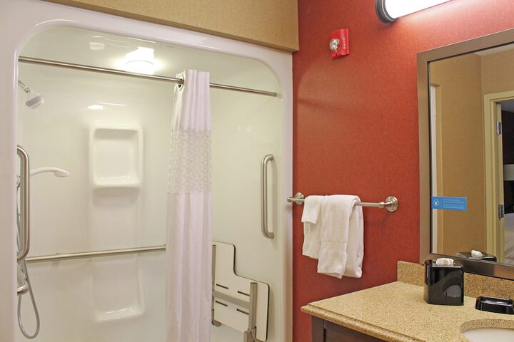 1 King Mobility Hearing Accessible with Tub (18 of 32)