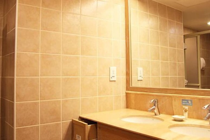 Room 12 of 35