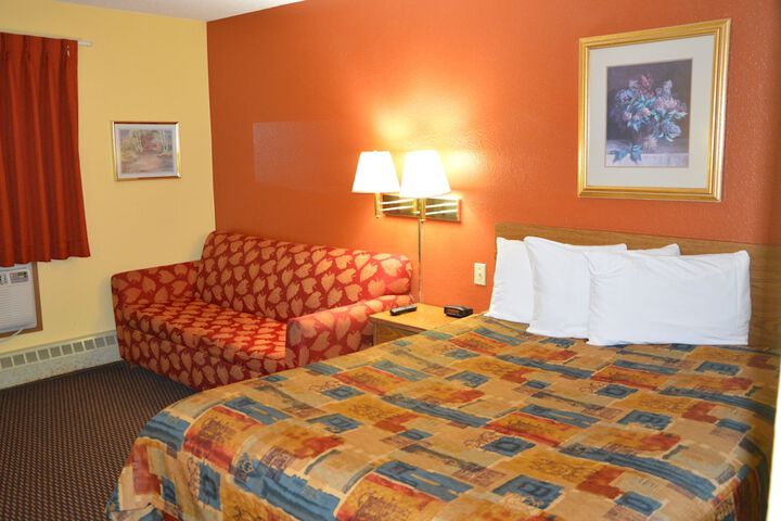 1 Queen Bed (3 of 6)