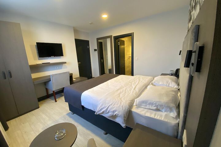 Room 11 of 32