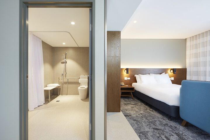 Room 4 of 94