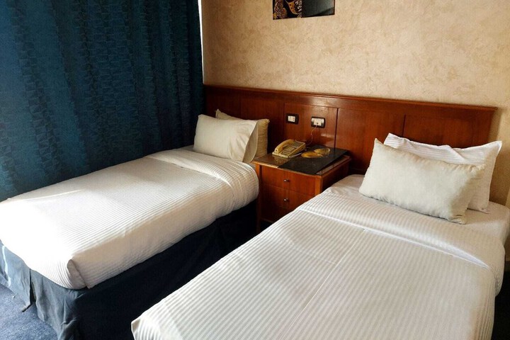 Room 6 of 90