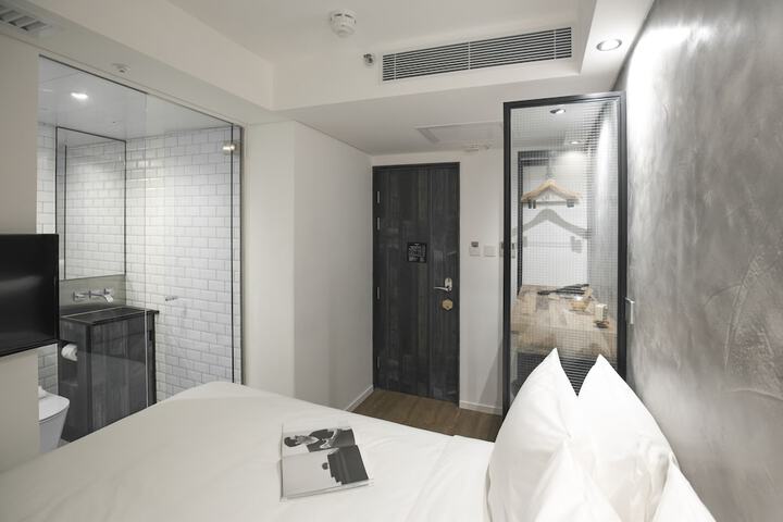 Room 12 of 42