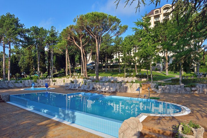 Pools & Facilities