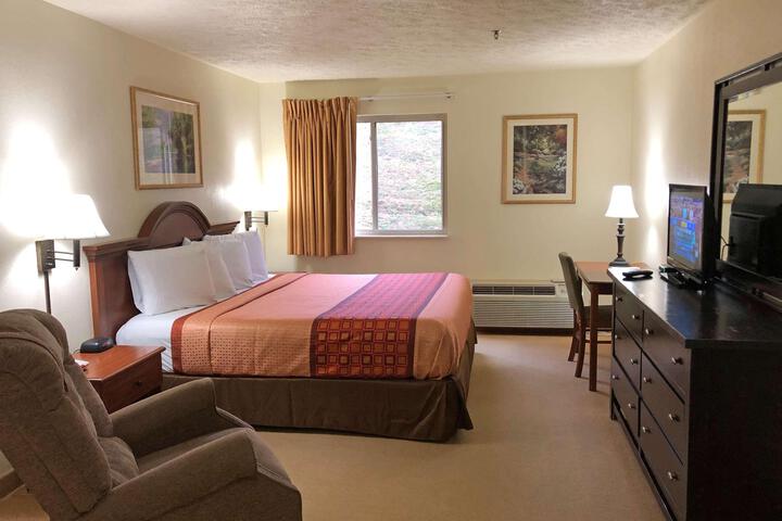 1 King Bed (1 of 11)