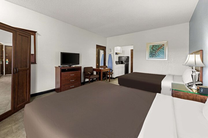 2 Queen Beds (3 of 10)
