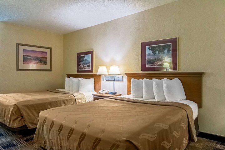 2 Queen Beds (6 of 11)