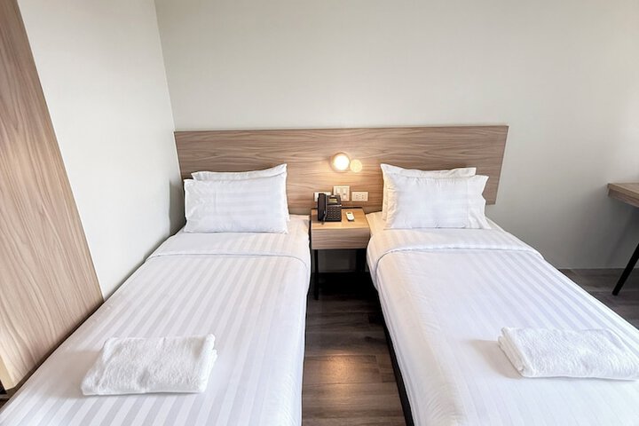 Room 5 of 9