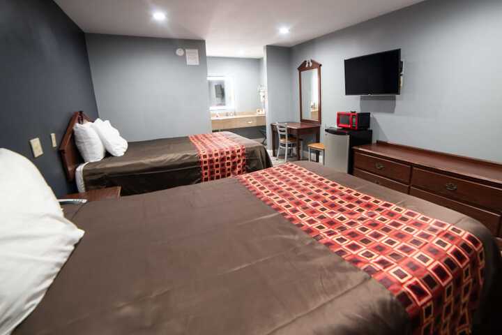2 Queen Beds (4 of 15)