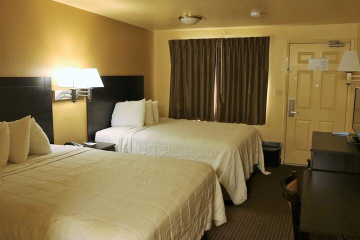 1 Queen Bed (10 of 12)