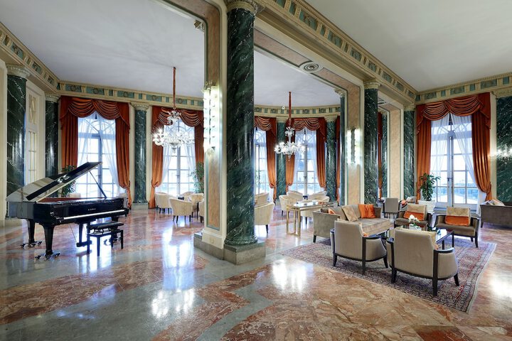 Lounge 56 of 73