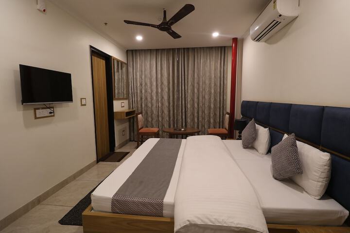 Room 12 of 80