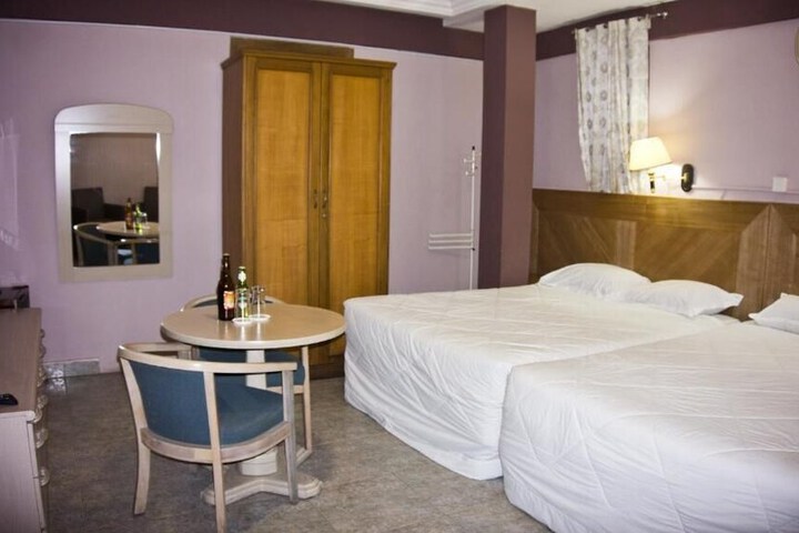 Room 33 of 64