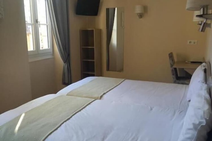 Room 8 of 18