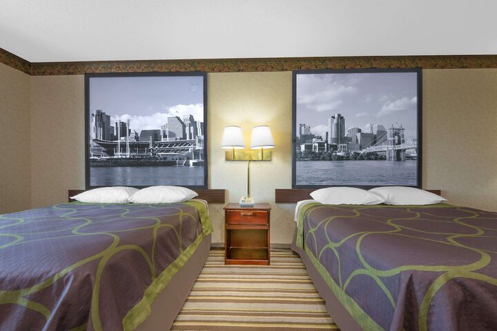 1 Queen Bed (6 of 8)