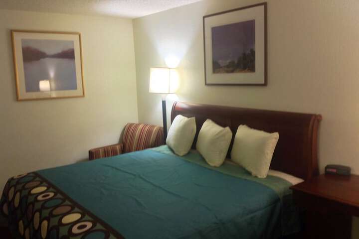 1 Queen Bed (12 of 20)