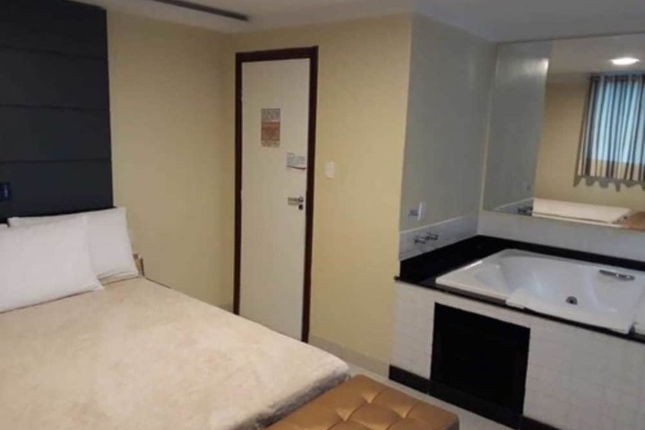Room 36 of 80