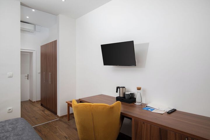 Room 13 of 83