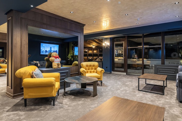 Lounge 228 of 254