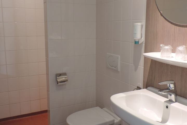 Room 11 of 33
