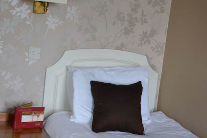 Room 6 of 99