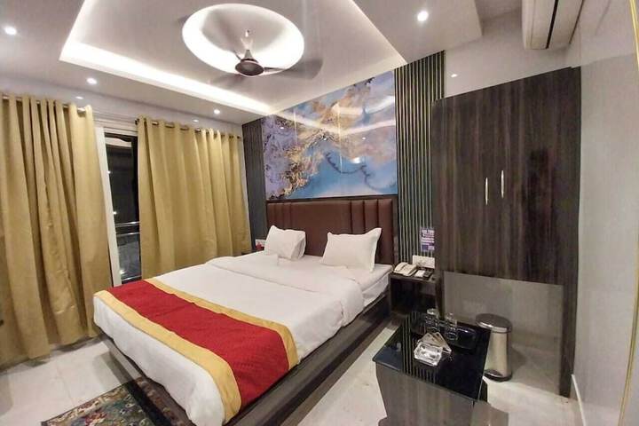 Room 5 of 16