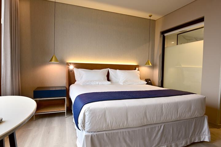 Room 10 of 100